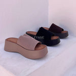 sandales plateforme beige, mules compensées, chaussures femme, style minimaliste, look estival, mode été, sandales modernes, tenue casual chic, plateforme épaisse, sandales élégantes
