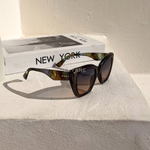 lunettes femme, lunettes chic, lunettes été, lunettes femme chic, lunettes été chic, lunettes femme zara, lunettes femme luxe, lunettes femme été chic, lunettes femme élégantes, lunettes femme tendance, lunettes de soleil femme, lunettes soleil chic, lunettes soleil luxe femme, lunettes femme originales, lunettes femme mode, lunettes femme en ligne, lunettes de luxe femme, lunettes style parisien, lunettes fashion femme, lunettes femme modernes, lunettes femme minimalistes, lunettes femme élégantes été
