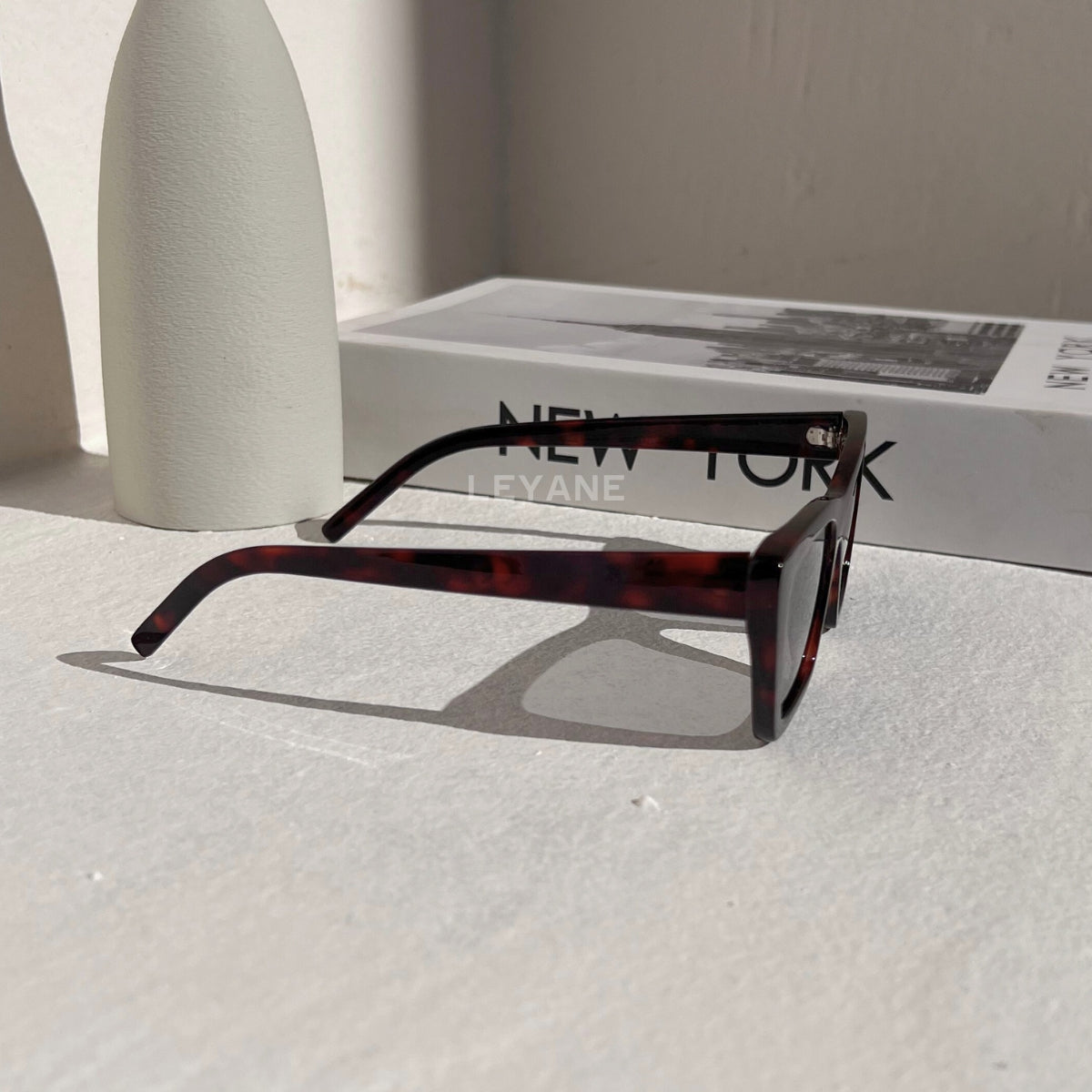 lunettes femme, lunettes chic, lunettes été, lunettes femme chic, lunettes été chic, lunettes femme zara, lunettes femme luxe, lunettes femme été chic, lunettes femme élégantes, lunettes femme tendance, lunettes de soleil femme, lunettes soleil chic, lunettes soleil luxe femme, lunettes femme originales, lunettes femme mode, lunettes femme en ligne, lunettes de luxe femme, lunettes style parisien, lunettes fashion femme, lunettes femme modernes, lunettes femme minimalistes, lunettes femme élégantes été