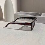 lunettes femme, lunettes chic, lunettes été, lunettes femme chic, lunettes été chic, lunettes femme zara, lunettes femme luxe, lunettes femme été chic, lunettes femme élégantes, lunettes femme tendance, lunettes de soleil femme, lunettes soleil chic, lunettes soleil luxe femme, lunettes femme originales, lunettes femme mode, lunettes femme en ligne, lunettes de luxe femme, lunettes style parisien, lunettes fashion femme, lunettes femme modernes, lunettes femme minimalistes, lunettes femme élégantes été