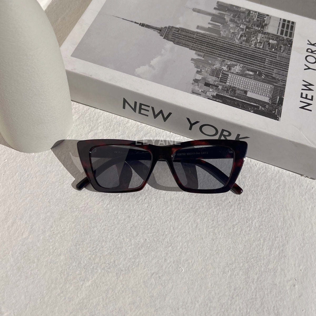 lunettes femme, lunettes chic, lunettes été, lunettes femme chic, lunettes été chic, lunettes femme zara, lunettes femme luxe, lunettes femme été chic, lunettes femme élégantes, lunettes femme tendance, lunettes de soleil femme, lunettes soleil chic, lunettes soleil luxe femme, lunettes femme originales, lunettes femme mode, lunettes femme en ligne, lunettes de luxe femme, lunettes style parisien, lunettes fashion femme, lunettes femme modernes, lunettes femme minimalistes, lunettes femme élégantes été