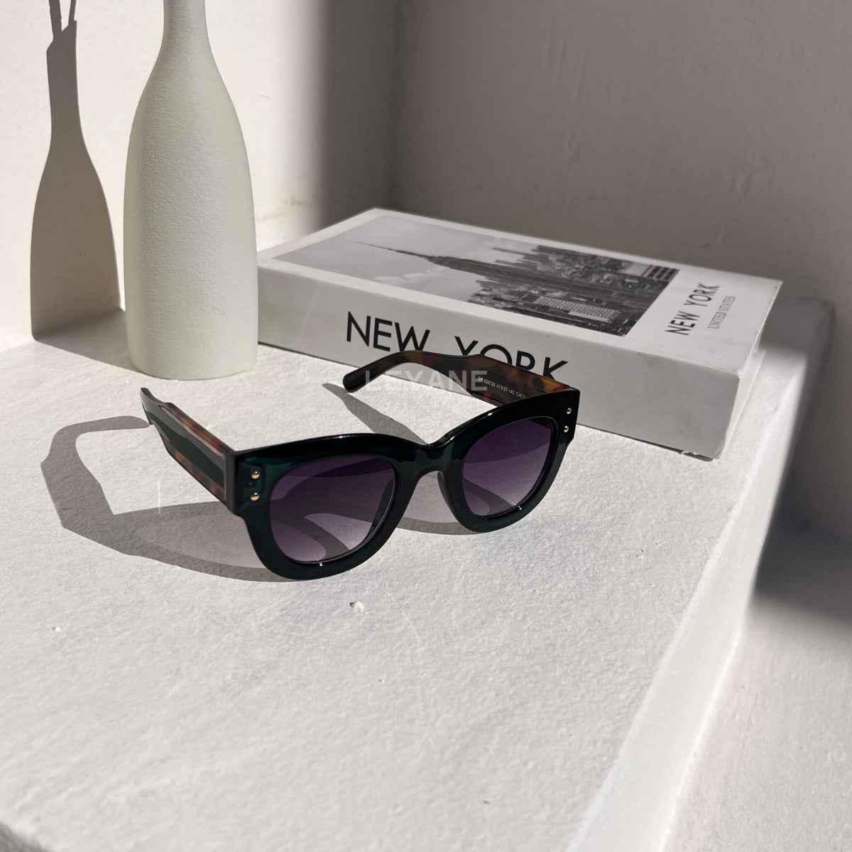lunettes femme, lunettes chic, lunettes été, lunettes femme chic, lunettes été chic, lunettes femme zara, lunettes femme luxe, lunettes femme été chic, lunettes femme élégantes, lunettes femme tendance, lunettes de soleil femme, lunettes soleil chic, lunettes soleil luxe femme, lunettes femme originales, lunettes femme mode, lunettes femme en ligne, lunettes de luxe femme, lunettes style parisien, lunettes fashion femme, lunettes femme modernes, lunettes femme minimalistes, lunettes femme élégantes été