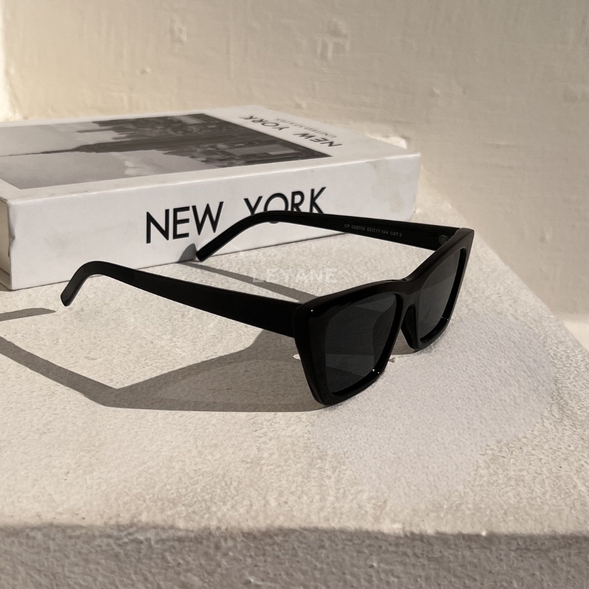 lunettes femme, lunettes chic, lunettes été, lunettes femme chic, lunettes été chic, lunettes femme zara, lunettes femme luxe, lunettes femme été chic, lunettes femme élégantes, lunettes femme tendance, lunettes de soleil femme, lunettes soleil chic, lunettes soleil luxe femme, lunettes femme originales, lunettes femme mode, lunettes femme en ligne, lunettes de luxe femme, lunettes style parisien, lunettes fashion femme, lunettes femme modernes, lunettes femme minimalistes, lunettes femme élégantes été
