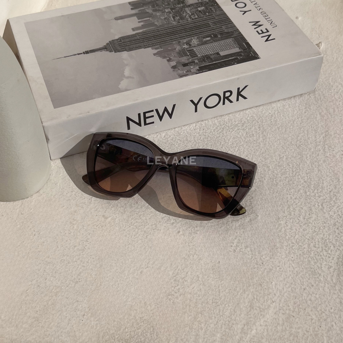 lunettes femme, lunettes chic, lunettes été, lunettes femme chic, lunettes été chic, lunettes femme zara, lunettes femme luxe, lunettes femme été chic, lunettes femme élégantes, lunettes femme tendance, lunettes de soleil femme, lunettes soleil chic, lunettes soleil luxe femme, lunettes femme originales, lunettes femme mode, lunettes femme en ligne, lunettes de luxe femme, lunettes style parisien, lunettes fashion femme, lunettes femme modernes, lunettes femme minimalistes, lunettes femme élégantes été