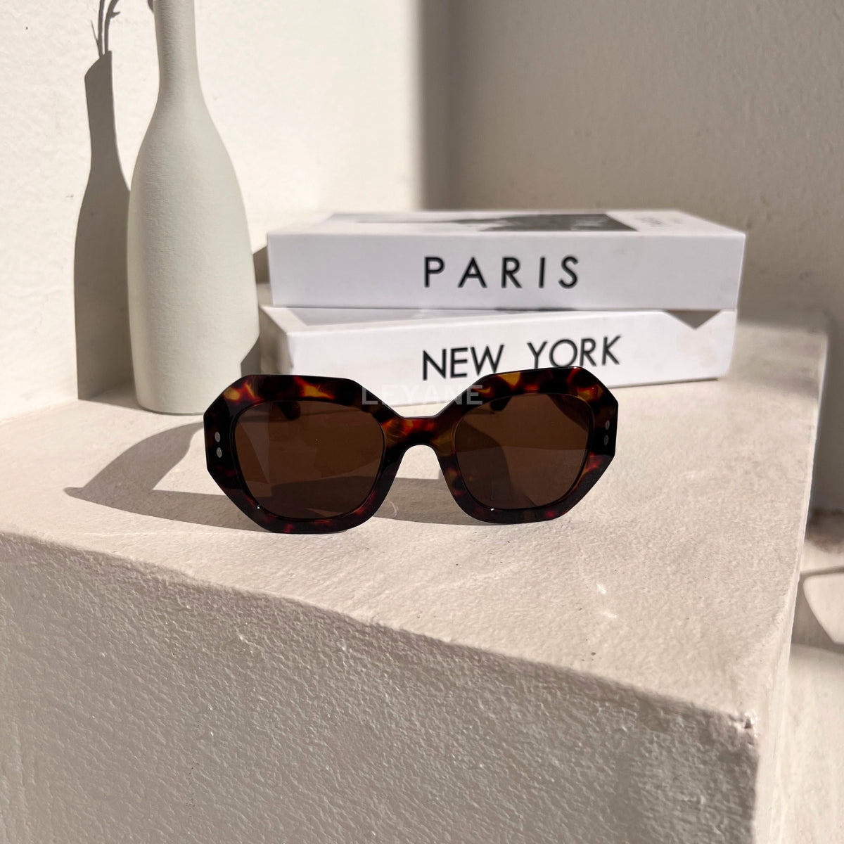 lunettes femme, lunettes chic, lunettes été, lunettes femme chic, lunettes été chic, lunettes femme zara, lunettes femme luxe, lunettes femme été chic, lunettes femme élégantes, lunettes femme tendance, lunettes de soleil femme, lunettes soleil chic, lunettes soleil luxe femme, lunettes femme originales, lunettes femme mode, lunettes femme en ligne, lunettes de luxe femme, lunettes style parisien, lunettes fashion femme, lunettes femme modernes, lunettes femme minimalistes, lunettes femme élégantes été