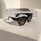 lunettes femme, lunettes chic, lunettes été, lunettes femme chic, lunettes été chic, lunettes femme zara, lunettes femme luxe, lunettes femme été chic, lunettes femme élégantes, lunettes femme tendance, lunettes de soleil femme, lunettes soleil chic, lunettes soleil luxe femme, lunettes femme originales, lunettes femme mode, lunettes femme en ligne, lunettes de luxe femme, lunettes style parisien, lunettes fashion femme, lunettes femme modernes, lunettes femme minimalistes, lunettes femme élégantes été