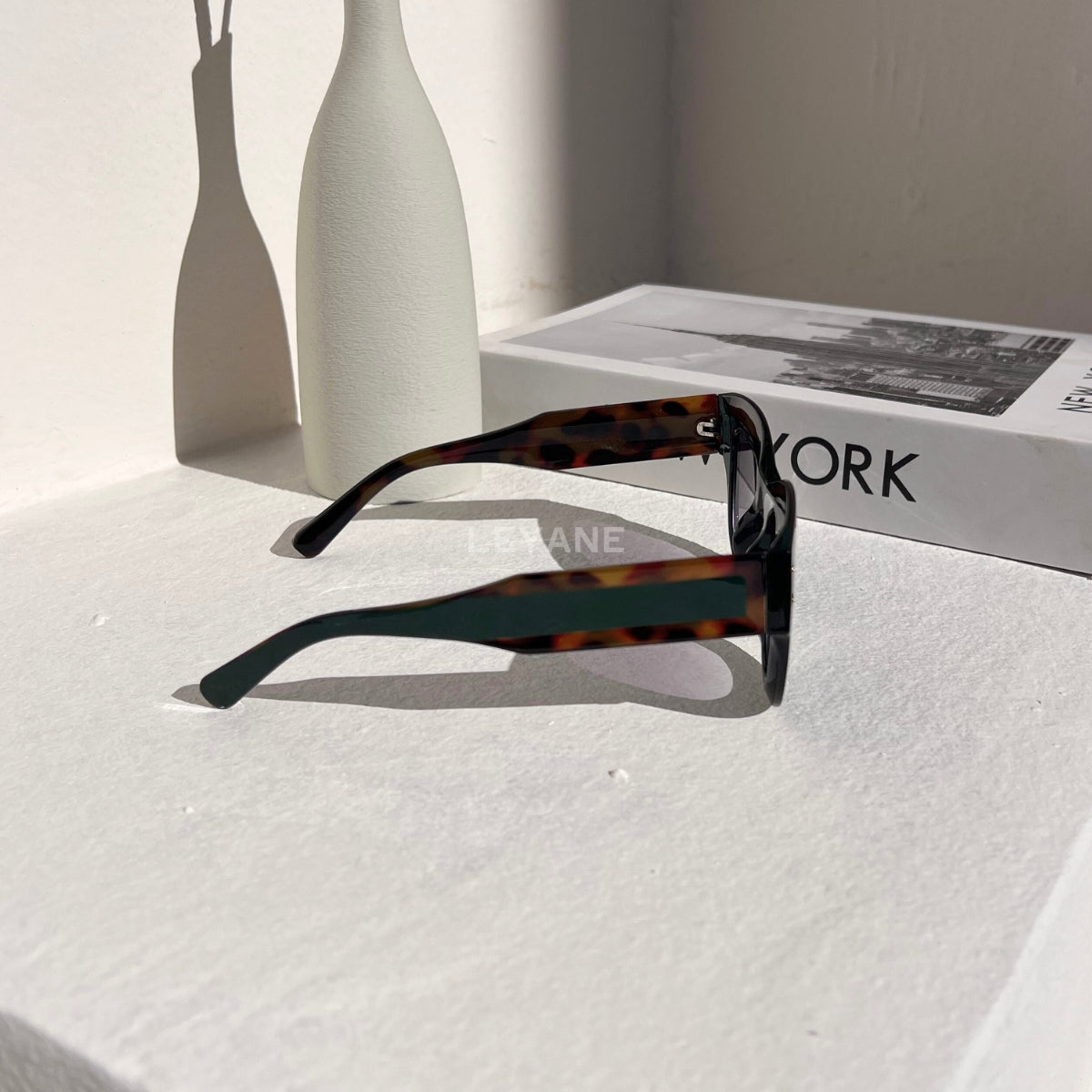 lunettes femme, lunettes chic, lunettes été, lunettes femme chic, lunettes été chic, lunettes femme zara, lunettes femme luxe, lunettes femme été chic, lunettes femme élégantes, lunettes femme tendance, lunettes de soleil femme, lunettes soleil chic, lunettes soleil luxe femme, lunettes femme originales, lunettes femme mode, lunettes femme en ligne, lunettes de luxe femme, lunettes style parisien, lunettes fashion femme, lunettes femme modernes, lunettes femme minimalistes, lunettes femme élégantes été