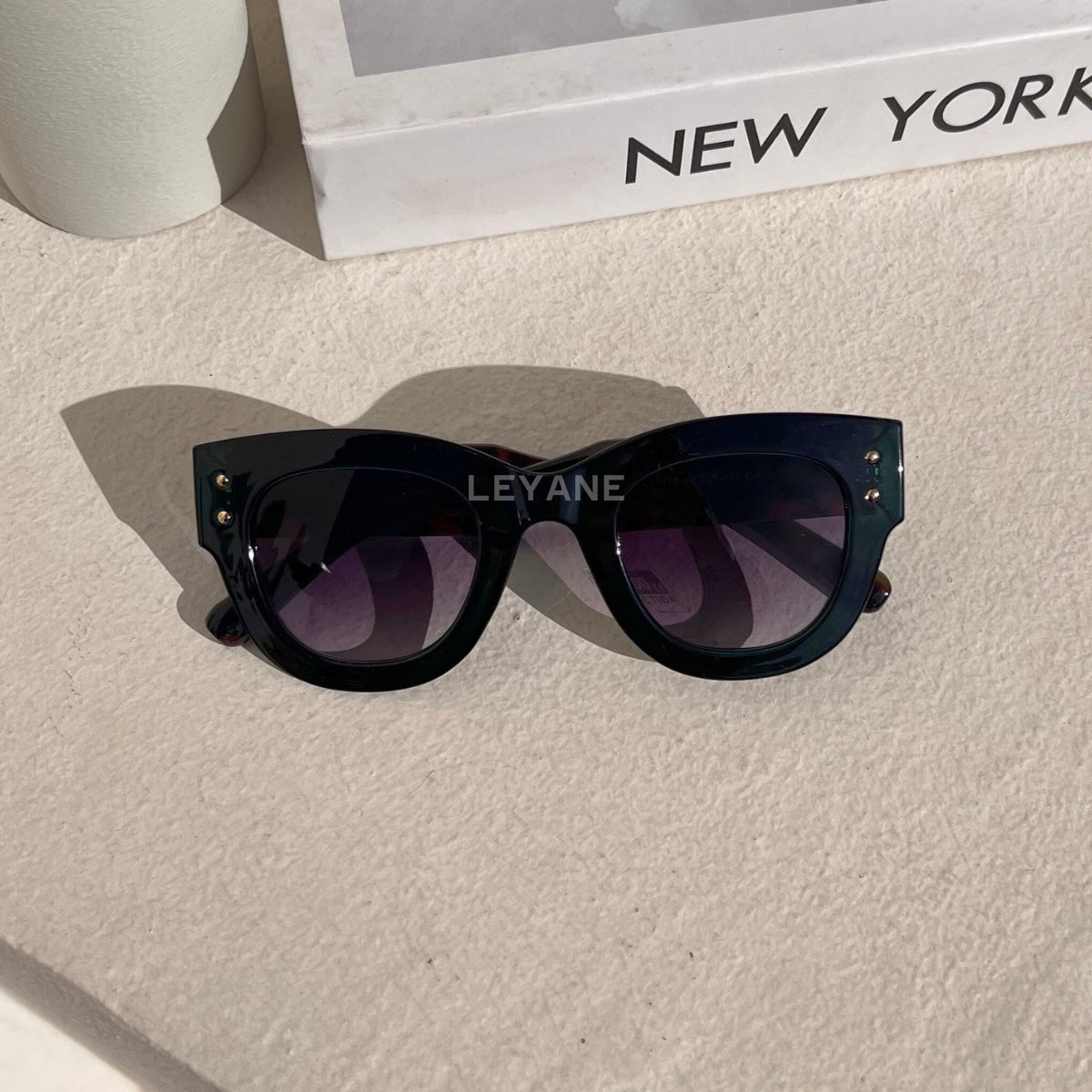 lunettes femme, lunettes chic, lunettes été, lunettes femme chic, lunettes été chic, lunettes femme zara, lunettes femme luxe, lunettes femme été chic, lunettes femme élégantes, lunettes femme tendance, lunettes de soleil femme, lunettes soleil chic, lunettes soleil luxe femme, lunettes femme originales, lunettes femme mode, lunettes femme en ligne, lunettes de luxe femme, lunettes style parisien, lunettes fashion femme, lunettes femme modernes, lunettes femme minimalistes, lunettes femme élégantes été
