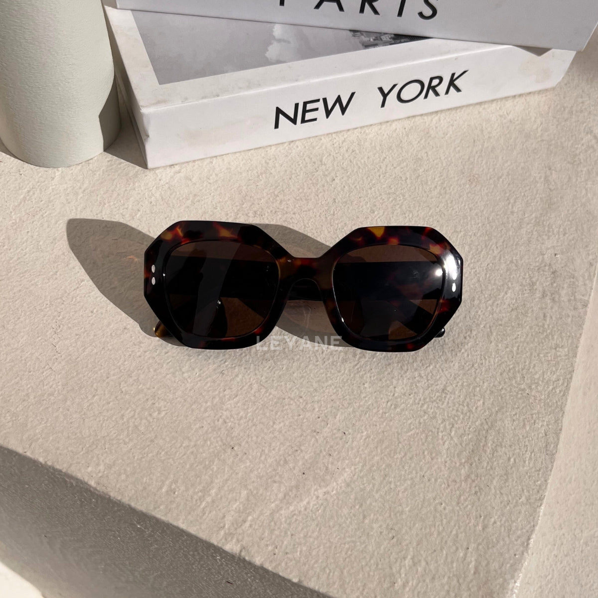 lunettes femme, lunettes chic, lunettes été, lunettes femme chic, lunettes été chic, lunettes femme zara, lunettes femme luxe, lunettes femme été chic, lunettes femme élégantes, lunettes femme tendance, lunettes de soleil femme, lunettes soleil chic, lunettes soleil luxe femme, lunettes femme originales, lunettes femme mode, lunettes femme en ligne, lunettes de luxe femme, lunettes style parisien, lunettes fashion femme, lunettes femme modernes, lunettes femme minimalistes, lunettes femme élégantes été