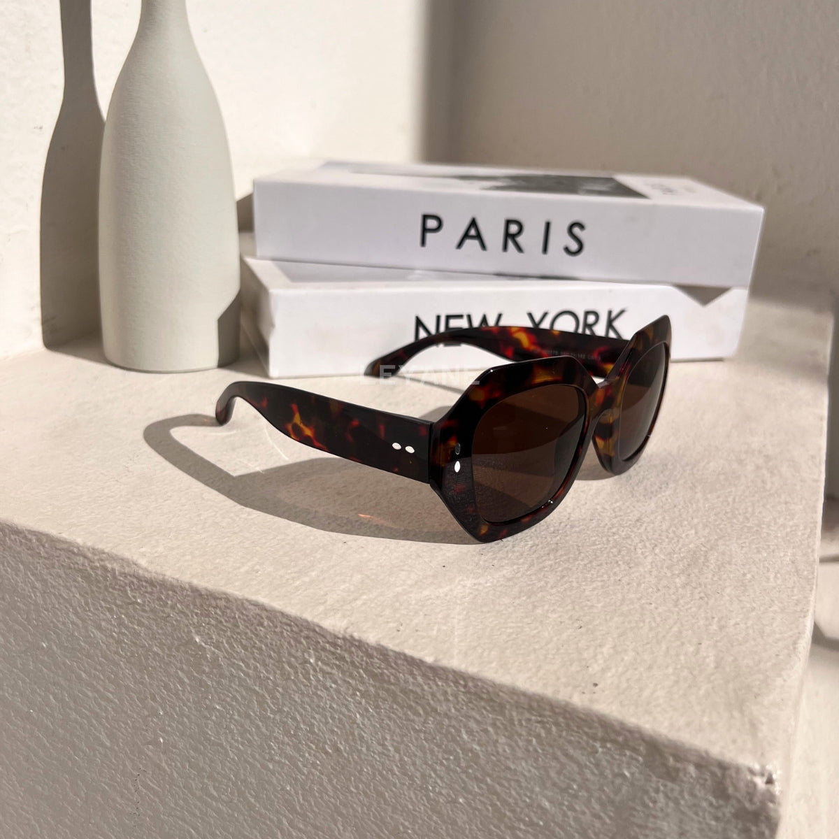 lunettes femme, lunettes chic, lunettes été, lunettes femme chic, lunettes été chic, lunettes femme zara, lunettes femme luxe, lunettes femme été chic, lunettes femme élégantes, lunettes femme tendance, lunettes de soleil femme, lunettes soleil chic, lunettes soleil luxe femme, lunettes femme originales, lunettes femme mode, lunettes femme en ligne, lunettes de luxe femme, lunettes style parisien, lunettes fashion femme, lunettes femme modernes, lunettes femme minimalistes, lunettes femme élégantes été