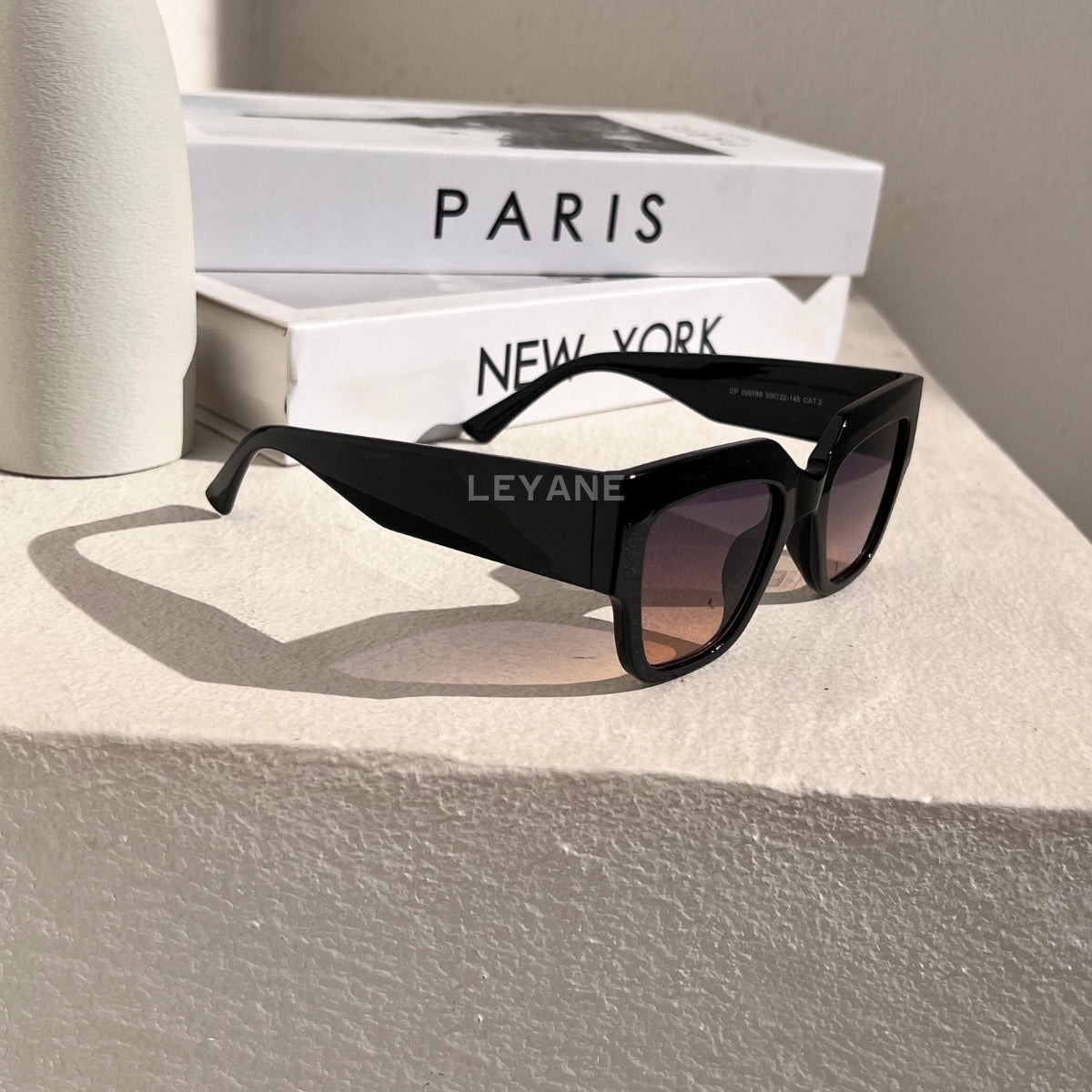 lunettes femme, lunettes chic, lunettes été, lunettes femme chic, lunettes été chic, lunettes femme zara, lunettes femme luxe, lunettes femme été chic, lunettes femme élégantes, lunettes femme tendance, lunettes de soleil femme, lunettes soleil chic, lunettes soleil luxe femme, lunettes femme originales, lunettes femme mode, lunettes femme en ligne, lunettes de luxe femme, lunettes style parisien, lunettes fashion femme, lunettes femme modernes, lunettes femme minimalistes, lunettes femme élégantes été