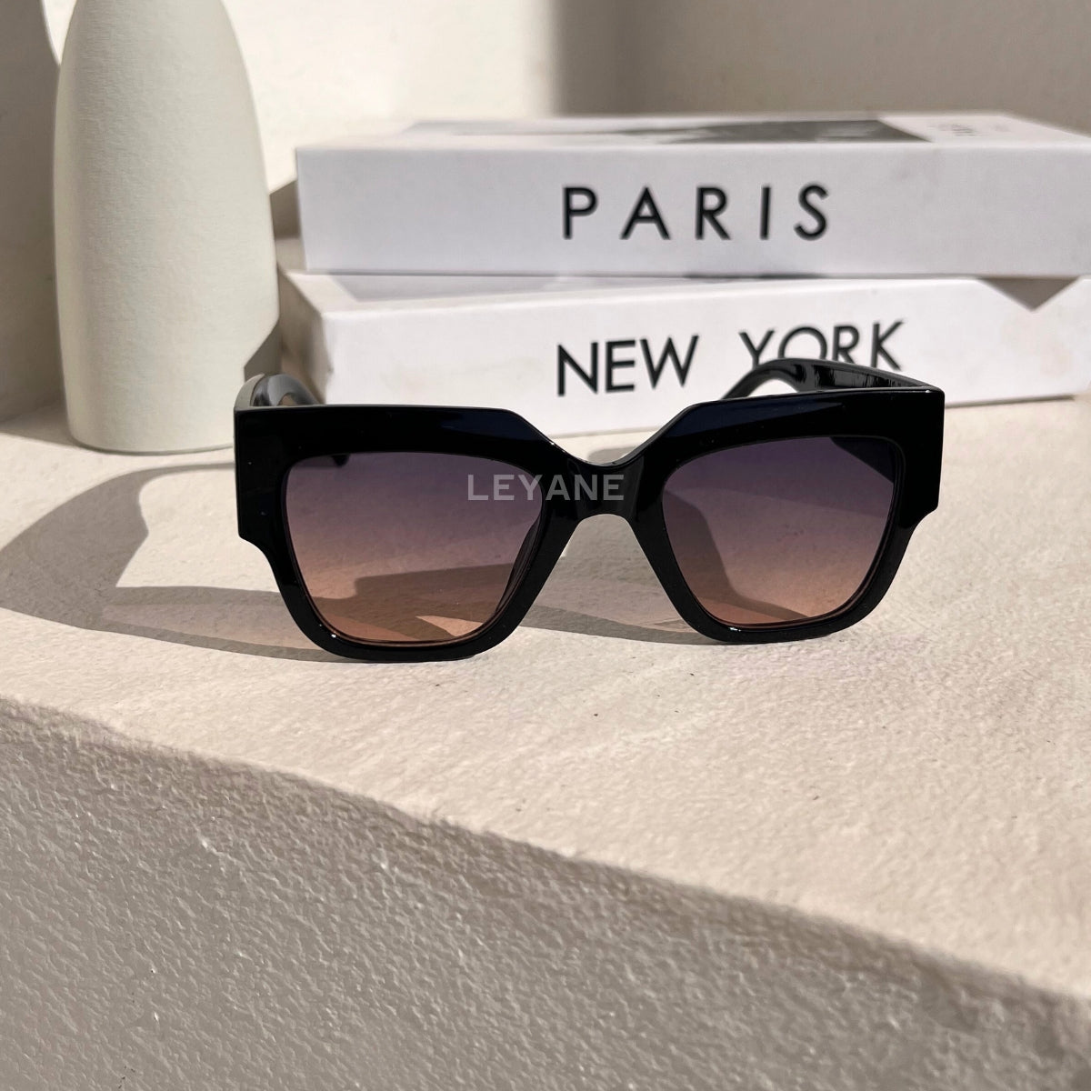 lunettes femme, lunettes chic, lunettes été, lunettes femme chic, lunettes été chic, lunettes femme zara, lunettes femme luxe, lunettes femme été chic, lunettes femme élégantes, lunettes femme tendance, lunettes de soleil femme, lunettes soleil chic, lunettes soleil luxe femme, lunettes femme originales, lunettes femme mode, lunettes femme en ligne, lunettes de luxe femme, lunettes style parisien, lunettes fashion femme, lunettes femme modernes, lunettes femme minimalistes, lunettes femme élégantes été