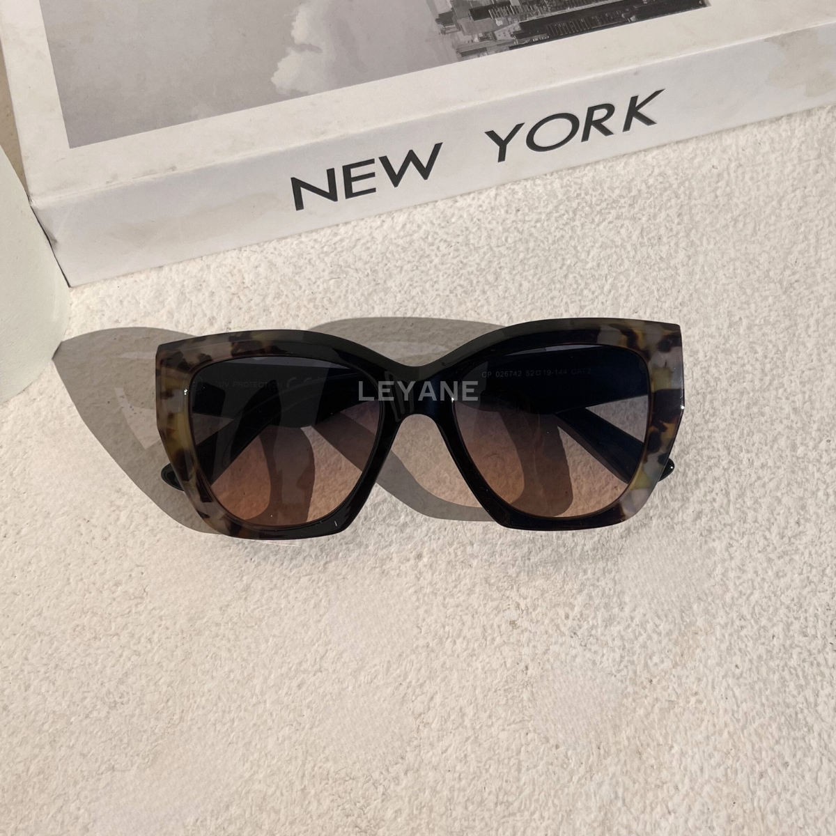 lunettes femme, lunettes chic, lunettes été, lunettes femme chic, lunettes été chic, lunettes femme zara, lunettes femme luxe, lunettes femme été chic, lunettes femme élégantes, lunettes femme tendance, lunettes de soleil femme, lunettes soleil chic, lunettes soleil luxe femme, lunettes femme originales, lunettes femme mode, lunettes femme en ligne, lunettes de luxe femme, lunettes style parisien, lunettes fashion femme, lunettes femme modernes, lunettes femme minimalistes, lunettes femme élégantes été