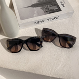 lunettes femme, lunettes chic, lunettes été, lunettes femme chic, lunettes été chic, lunettes femme zara, lunettes femme luxe, lunettes femme été chic, lunettes femme élégantes, lunettes femme tendance, lunettes de soleil femme, lunettes soleil chic, lunettes soleil luxe femme, lunettes femme originales, lunettes femme mode, lunettes femme en ligne, lunettes de luxe femme, lunettes style parisien, lunettes fashion femme, lunettes femme modernes, lunettes femme minimalistes, lunettes femme élégantes été