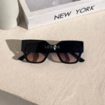 lunettes femme, lunettes chic, lunettes été, lunettes femme chic, lunettes été chic, lunettes femme zara, lunettes femme luxe, lunettes femme été chic, lunettes femme élégantes, lunettes femme tendance, lunettes de soleil femme, lunettes soleil chic, lunettes soleil luxe femme, lunettes femme originales, lunettes femme mode, lunettes femme en ligne, lunettes de luxe femme, lunettes style parisien, lunettes fashion femme, lunettes femme modernes, lunettes femme minimalistes, lunettes femme élégantes été