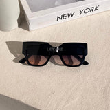 lunettes femme, lunettes chic, lunettes été, lunettes femme chic, lunettes été chic, lunettes femme zara, lunettes femme luxe, lunettes femme été chic, lunettes femme élégantes, lunettes femme tendance, lunettes de soleil femme, lunettes soleil chic, lunettes soleil luxe femme, lunettes femme originales, lunettes femme mode, lunettes femme en ligne, lunettes de luxe femme, lunettes style parisien, lunettes fashion femme, lunettes femme modernes, lunettes femme minimalistes, lunettes femme élégantes été