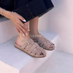 sandales femme, sandales noires, sandales plates, chaussures été, sandales à brides, boucle dorée, chaussures confortables, mode femme, look casual chic, sandales modernes, style minimaliste, chaussures ouvertes, tenue décontractée, tendance été, fashion femme, sandales pratiques, chaussures légères, style urbain