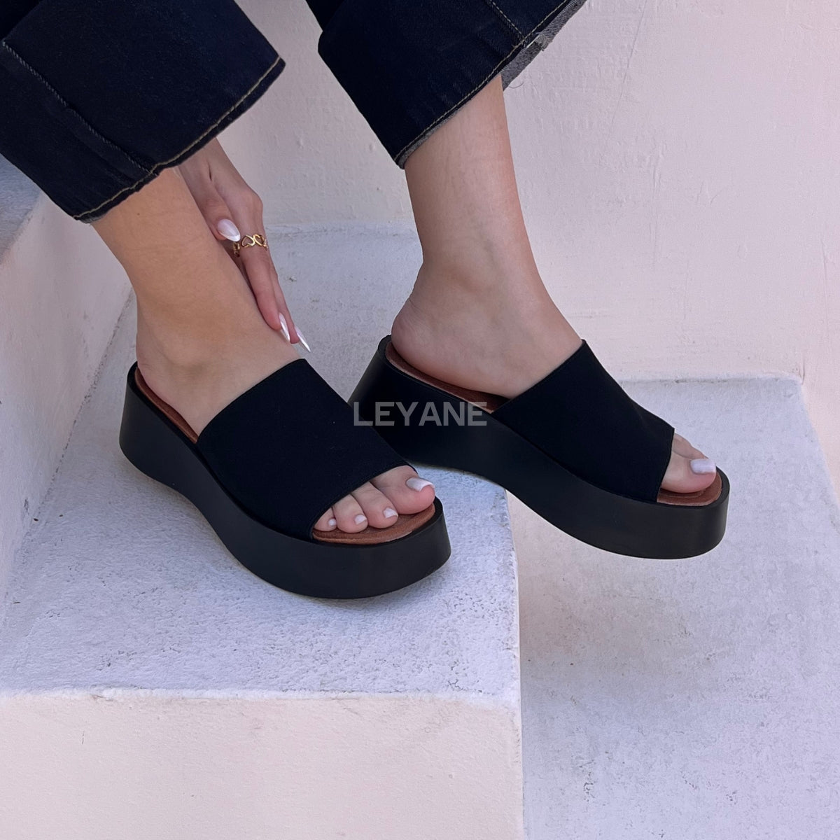 sandales plateforme beige, mules compensées, chaussures femme, style minimaliste, look estival, mode été, sandales modernes, tenue casual chic, plateforme épaisse, sandales élégantes