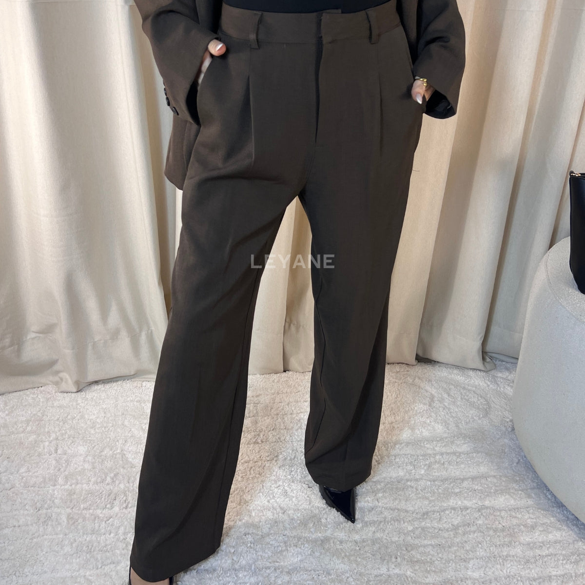  pantalon, pantalon femme, pantalon femme maroc, pantalon leyane, pantalon fluide, pantalon wide fit, pantalon classe femme, pantalon en ligne, pantalon femme en ligne, pantalon taille haute, pantalon wide fit, pantalon costume femme
