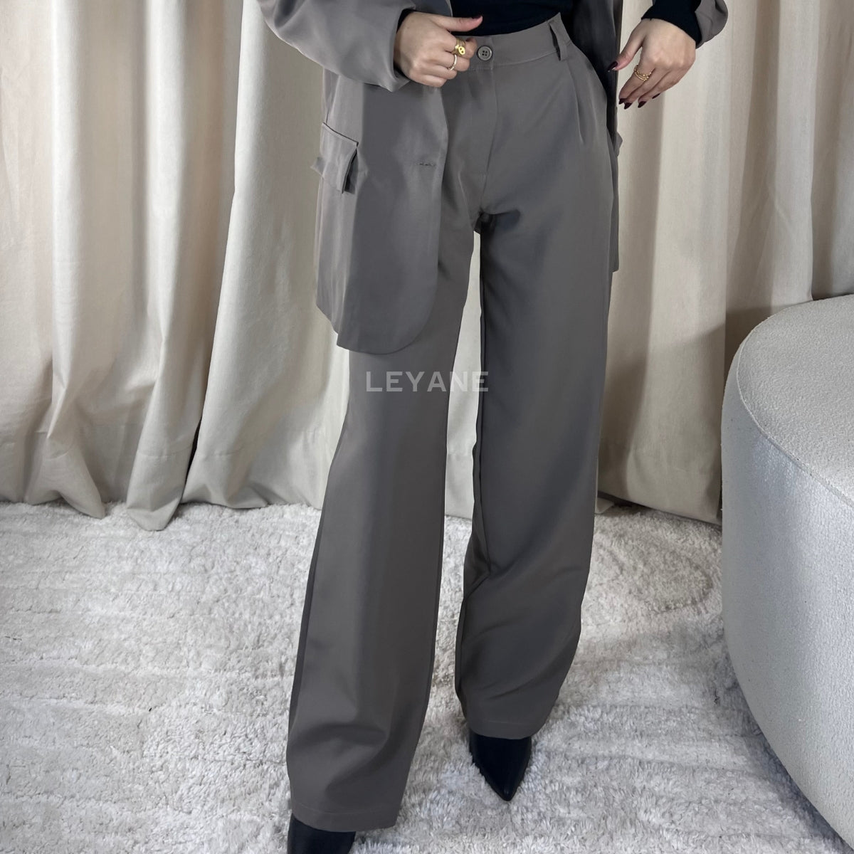  pantalon, pantalon femme, pantalon femme maroc, pantalon leyane, pantalon fluide, pantalon wide fit, pantalon classe femme, pantalon en ligne, pantalon femme en ligne, pantalon taille haute, pantalon wide fit, pantalon costume femme
