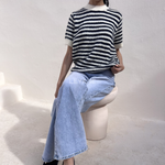 pull marinière, pull rayé, pull tricoté, pull manches courtes, pull rayures bleu marine, pull femme, pull style marin, pull rayé blanc et bleu, pull tricot doux, pull casual femme, pull chic femme, pull minimaliste, pull été femme, pull confortable, striped sweater, nautical sweater, knitted sweater, summer knit top.