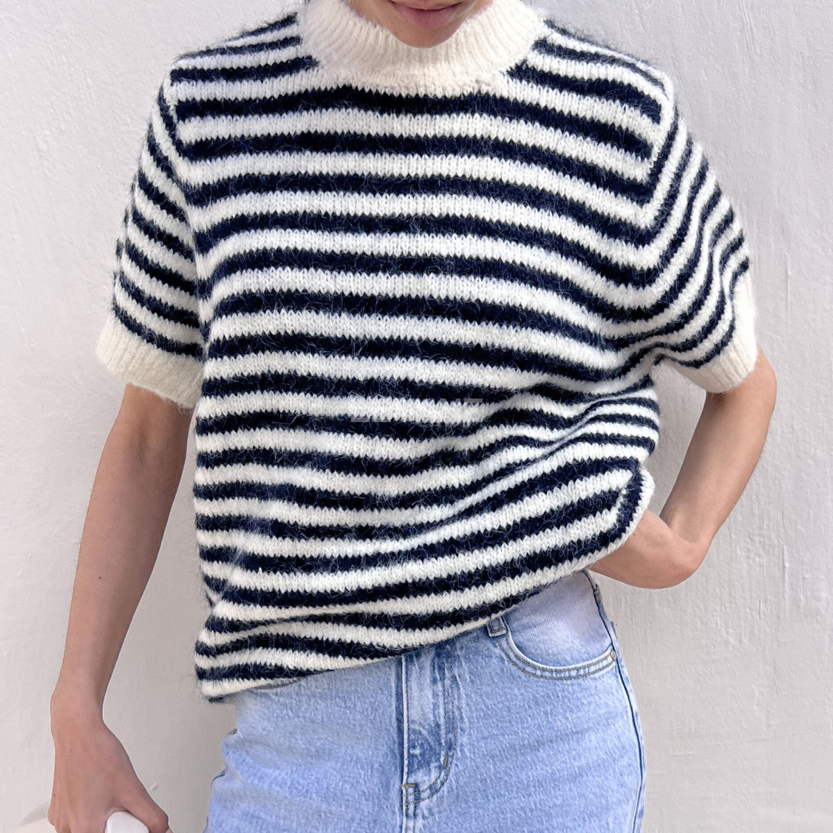 pull marinière, pull rayé, pull tricoté, pull manches courtes, pull rayures bleu marine, pull femme, pull style marin, pull rayé blanc et bleu, pull tricot doux, pull casual femme, pull chic femme, pull minimaliste, pull été femme, pull confortable, striped sweater, nautical sweater, knitted sweater, summer knit top.