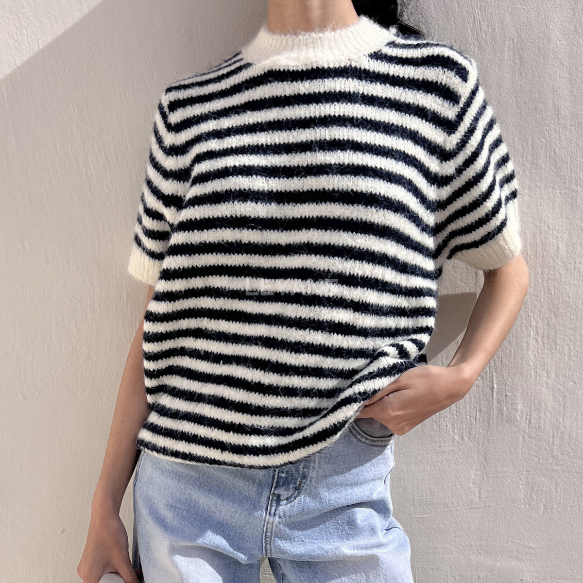 pull marinière, pull rayé, pull tricoté, pull manches courtes, pull rayures bleu marine, pull femme, pull style marin, pull rayé blanc et bleu, pull tricot doux, pull casual femme, pull chic femme, pull minimaliste, pull été femme, pull confortable, striped sweater, nautical sweater, knitted sweater, summer knit top.