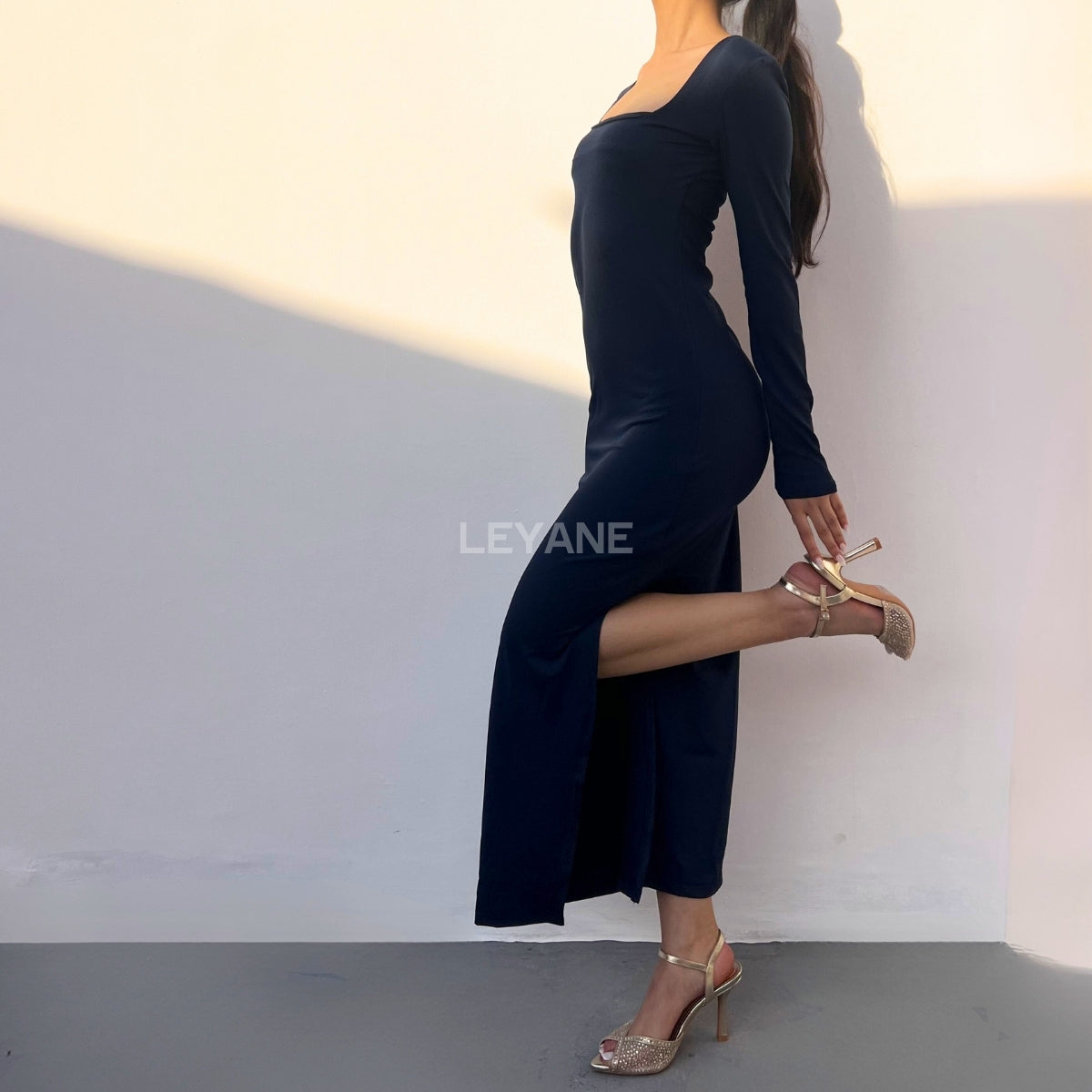 robe femme, robe soirée, robe à sequins, robe dos nu, robe événement, robe habillée, robe chic, robe élégante, robe tendance, robe en ligne, robe noire, robe marron, robe brillante, robe glamour, robe courte, robe longue, robe midi, robe ajustée, robe fluide, robe moderne, robe fashion, robe party, robe femme maroc, robe maroc, robe leyane, robe leyane maroc, robe marrakech, robe casablanca, robe rabat, robe fes, robe tanger, robe agadir, outfit femme, outfit soirée, outfit chic, outfit for a date, ootd