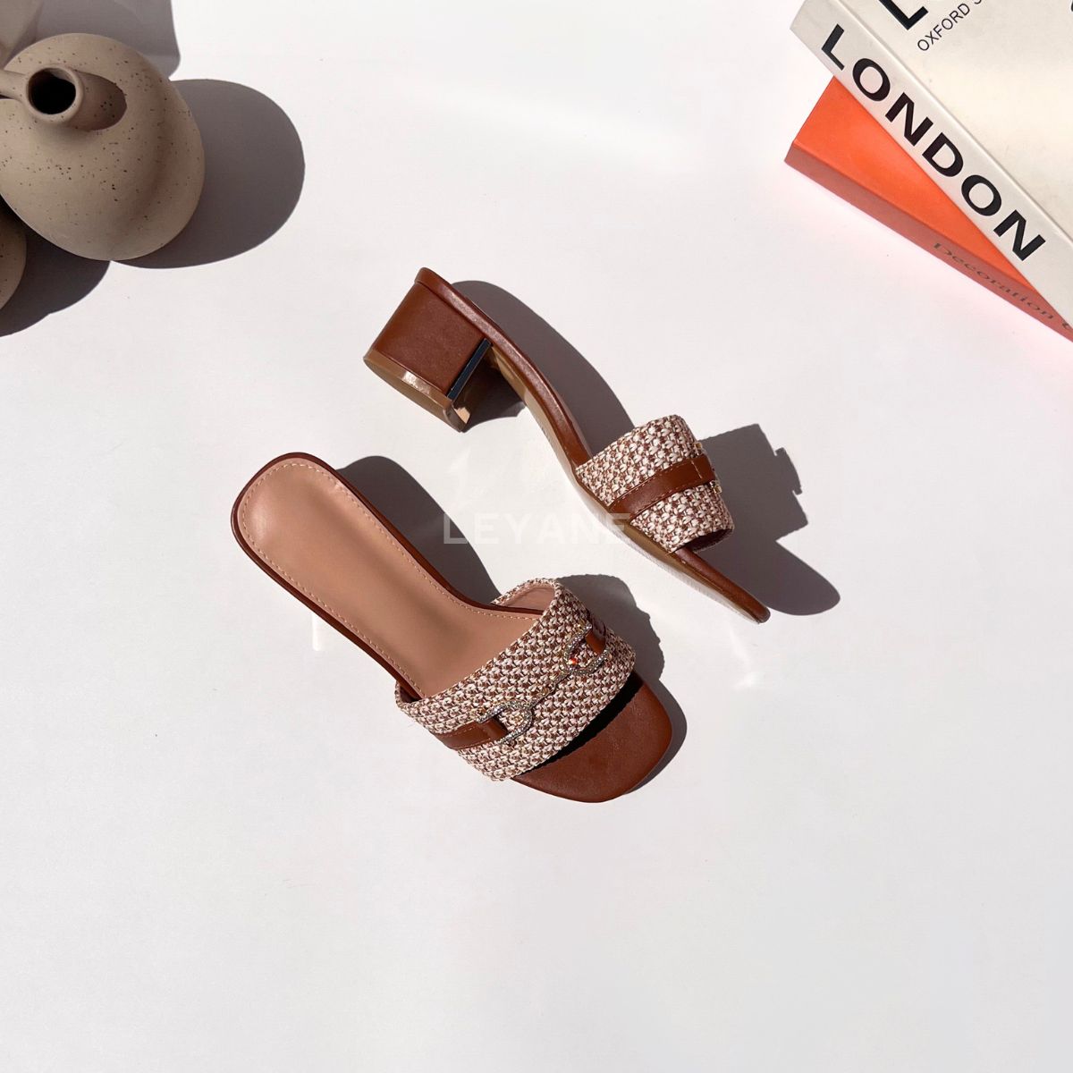 sandale plate, sandale maroc , sandale chunky, chaussures maroc, sandale femme, sandale zara, sandale été, sandals confortables, mules en daim, mules en crochets, mules maroc, mules femmes, mules tendance, sandale et mule, sabots femme
