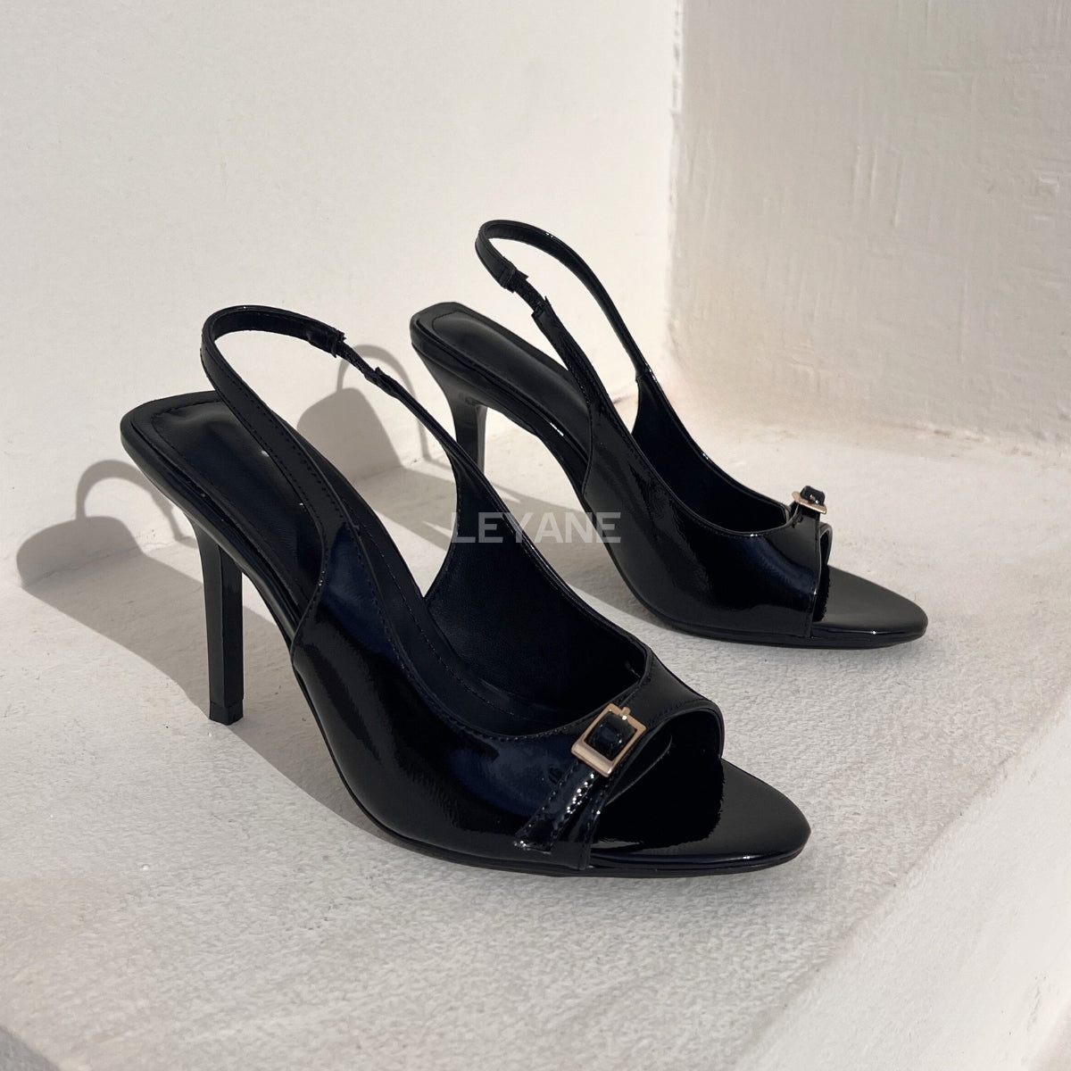sandales à talons, sandales talon femme, sandales à talon carré, sandales à talon large, sandales à talon épais, sandales à talon haut, sandales à talon moyen, sandales confortables, sandales élégantes femme, sandales chic, sandales tendance, sandales été femme, sandales habillées, sandales minimalistes, sandales modernes, sandales ouvertes, sandales à brides, sandales bride cheville, sandales plateforme, sandales chunky talon, sandales fashion, sandales casual chic, sandales soirée, sandales style marocain