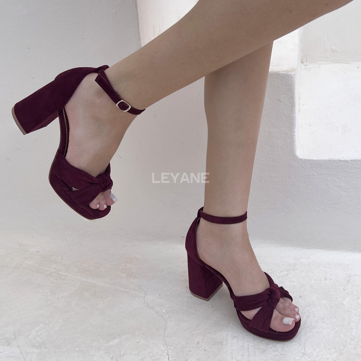 sandales à talons, sandales talon femme, sandales à talon carré, sandales à talon large, sandales à talon épais, sandales à talon haut, sandales à talon moyen, sandales confortables, sandales élégantes femme, sandales chic, sandales tendance, sandales été femme, sandales habillées, sandales minimalistes, sandales modernes, sandales ouvertes, sandales à brides, sandales bride cheville, sandales plateforme, sandales chunky talon, sandales fashion, sandales casual chic, sandales soirée, sandales style marocain