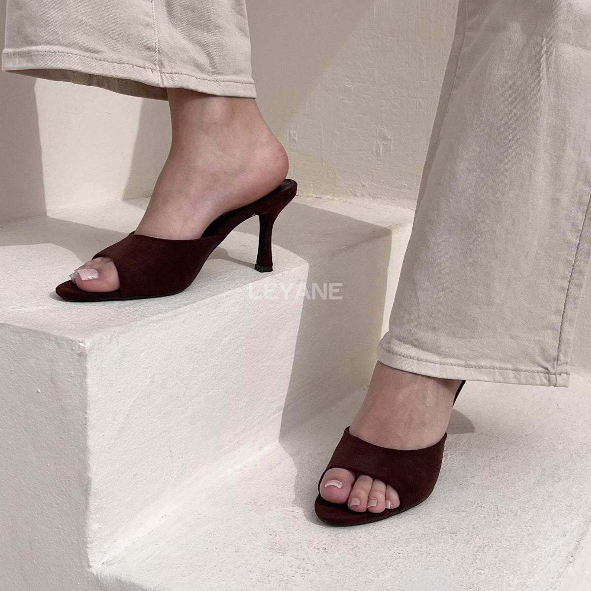 sandales à talons, sandales talon femme, sandales à talon carré, sandales à talon large, sandales à talon épais, sandales à talon haut, sandales à talon moyen, sandales confortables, sandales élégantes femme, sandales chic, sandales tendance, sandales été femme, sandales habillées, sandales minimalistes, sandales modernes, sandales ouvertes, sandales à brides, sandales bride cheville, sandales plateforme, sandales chunky talon, sandales fashion, sandales casual chic, sandales soirée, sandales style marocain