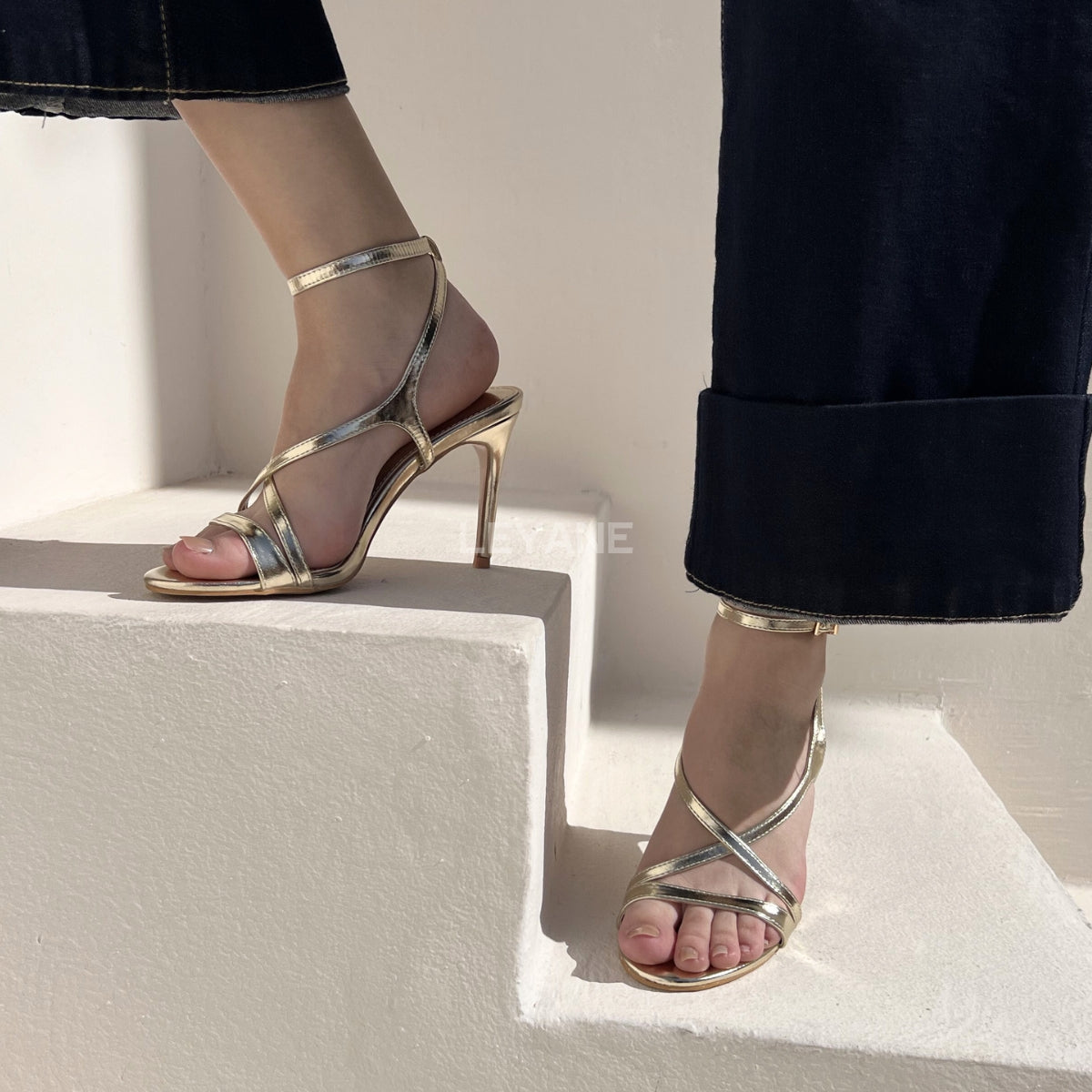 sandales à talons, sandales talon femme, sandales à talon carré, sandales à talon large, sandales à talon épais, sandales à talon haut, sandales à talon moyen, sandales confortables, sandales élégantes femme, sandales chic, sandales tendance, sandales été femme, sandales habillées, sandales minimalistes, sandales modernes, sandales ouvertes, sandales à brides, sandales bride cheville, sandales plateforme, sandales chunky talon, sandales fashion, sandales casual chic, sandales soirée, sandales style marocain