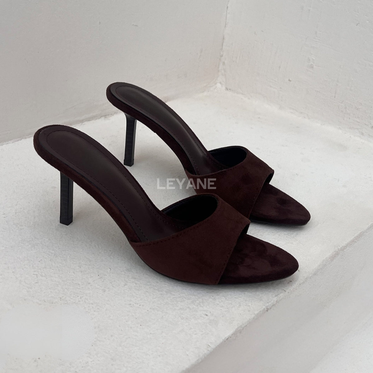 sandales à talons, sandales talon femme, sandales à talon carré, sandales à talon large, sandales à talon épais, sandales à talon haut, sandales à talon moyen, sandales confortables, sandales élégantes femme, sandales chic, sandales tendance, sandales été femme, sandales habillées, sandales minimalistes, sandales modernes, sandales ouvertes, sandales à brides, sandales bride cheville, sandales plateforme, sandales chunky talon, sandales fashion, sandales casual chic, sandales soirée, sandales style marocain