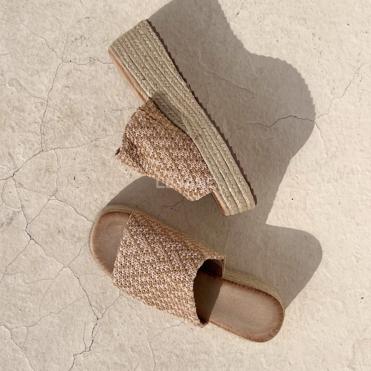 sandale compensée, sandale plateforme, sandale femme compensée, sandale été femme, sandale confortable, sandale tendance, sandale maroc, chaussures maroc femme, sandale chic été, sandale casual, sandale chunky, sandale plate femme, sandales confortables, sandale mode femme, sandale style zara, sandale bohème, sandale vacances, sandale daily wear, mules femme, mules tendance, sandale et mule femme, chaussures été femme
