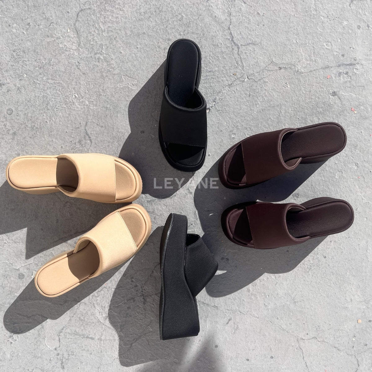 sandale compensée, sandale plateforme, sandale femme compensée, sandale été femme, sandale confortable, sandale tendance, sandale maroc, chaussures maroc femme, sandale chic été, sandale casual, sandale chunky, sandale plate femme, sandales confortables, sandale mode femme, sandale style zara, sandale bohème, sandale vacances, sandale daily wear, mules femme, mules tendance, sandale et mule femme, chaussures été femme

