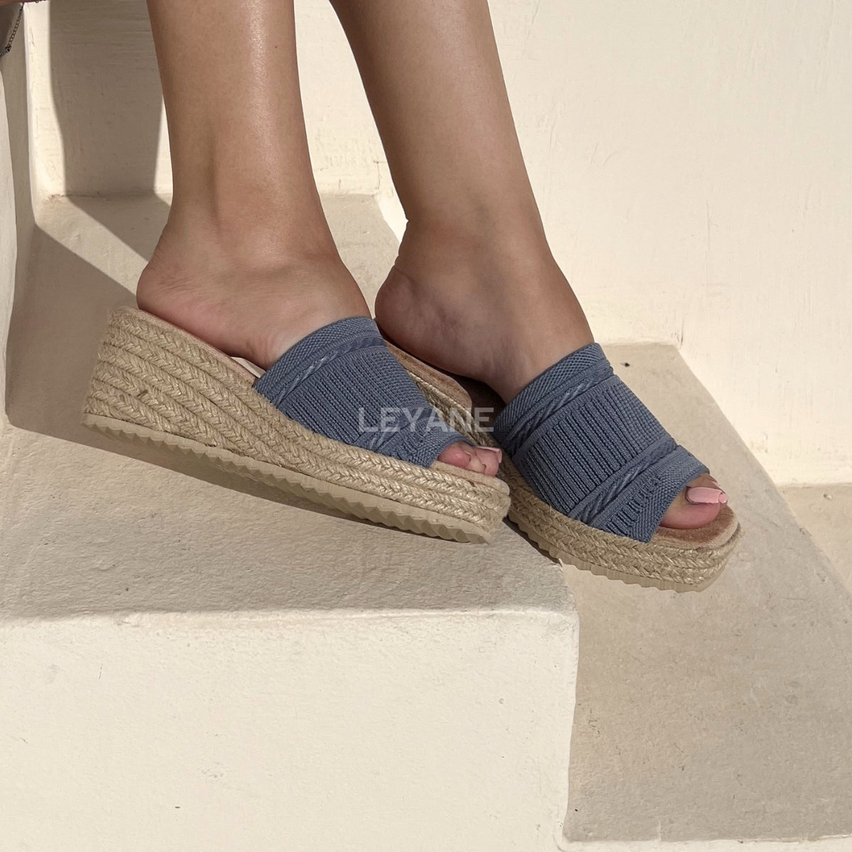 sandale compensée, sandale plateforme, sandale femme compensée, sandale été femme, sandale confortable, sandale tendance, sandale maroc, chaussures maroc femme, sandale chic été, sandale casual, sandale chunky, sandale plate femme, sandales confortables, sandale mode femme, sandale style zara, sandale bohème, sandale vacances, sandale daily wear, mules femme, mules tendance, sandale et mule femme, chaussures été femme
