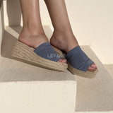sandale compensée, sandale plateforme, sandale femme compensée, sandale été femme, sandale confortable, sandale tendance, sandale maroc, chaussures maroc femme, sandale chic été, sandale casual, sandale chunky, sandale plate femme, sandales confortables, sandale mode femme, sandale style zara, sandale bohème, sandale vacances, sandale daily wear, mules femme, mules tendance, sandale et mule femme, chaussures été femme
