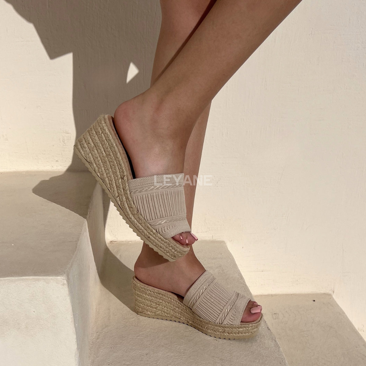 sandale compensée, sandale plateforme, sandale femme compensée, sandale été femme, sandale confortable, sandale tendance, sandale maroc, chaussures maroc femme, sandale chic été, sandale casual, sandale chunky, sandale plate femme, sandales confortables, sandale mode femme, sandale style zara, sandale bohème, sandale vacances, sandale daily wear, mules femme, mules tendance, sandale et mule femme, chaussures été femme
