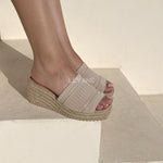 sandale compensée, sandale plateforme, sandale femme compensée, sandale été femme, sandale confortable, sandale tendance, sandale maroc, chaussures maroc femme, sandale chic été, sandale casual, sandale chunky, sandale plate femme, sandales confortables, sandale mode femme, sandale style zara, sandale bohème, sandale vacances, sandale daily wear, mules femme, mules tendance, sandale et mule femme, chaussures été femme
