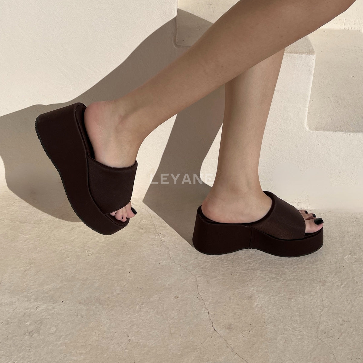sandale compensée, sandale plateforme, sandale femme compensée, sandale été femme, sandale confortable, sandale tendance, sandale maroc, chaussures maroc femme, sandale chic été, sandale casual, sandale chunky, sandale plate femme, sandales confortables, sandale mode femme, sandale style zara, sandale bohème, sandale vacances, sandale daily wear, mules femme, mules tendance, sandale et mule femme, chaussures été femme
