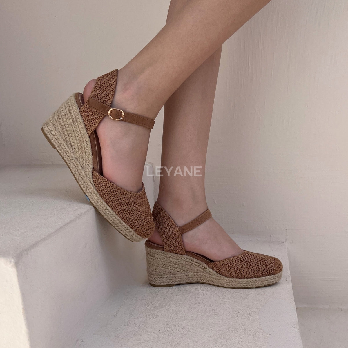 sandale compensée, sandale plateforme, sandale femme compensée, sandale été femme, sandale confortable, sandale tendance, sandale maroc, chaussures maroc femme, sandale chic été, sandale casual, sandale chunky, sandale plate femme, sandales confortables, sandale mode femme, sandale style zara, sandale bohème, sandale vacances, sandale daily wear, mules femme, mules tendance, sandale et mule femme, chaussures été femme
