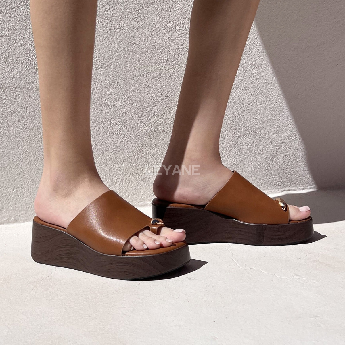 sandale compensée, sandale plateforme, sandale femme compensée, sandale été femme, sandale confortable, sandale tendance, sandale maroc, chaussures maroc femme, sandale chic été, sandale casual, sandale chunky, sandale plate femme, sandales confortables, sandale mode femme, sandale style zara, sandale bohème, sandale vacances, sandale daily wear, mules femme, mules tendance, sandale et mule femme, chaussures été femme
