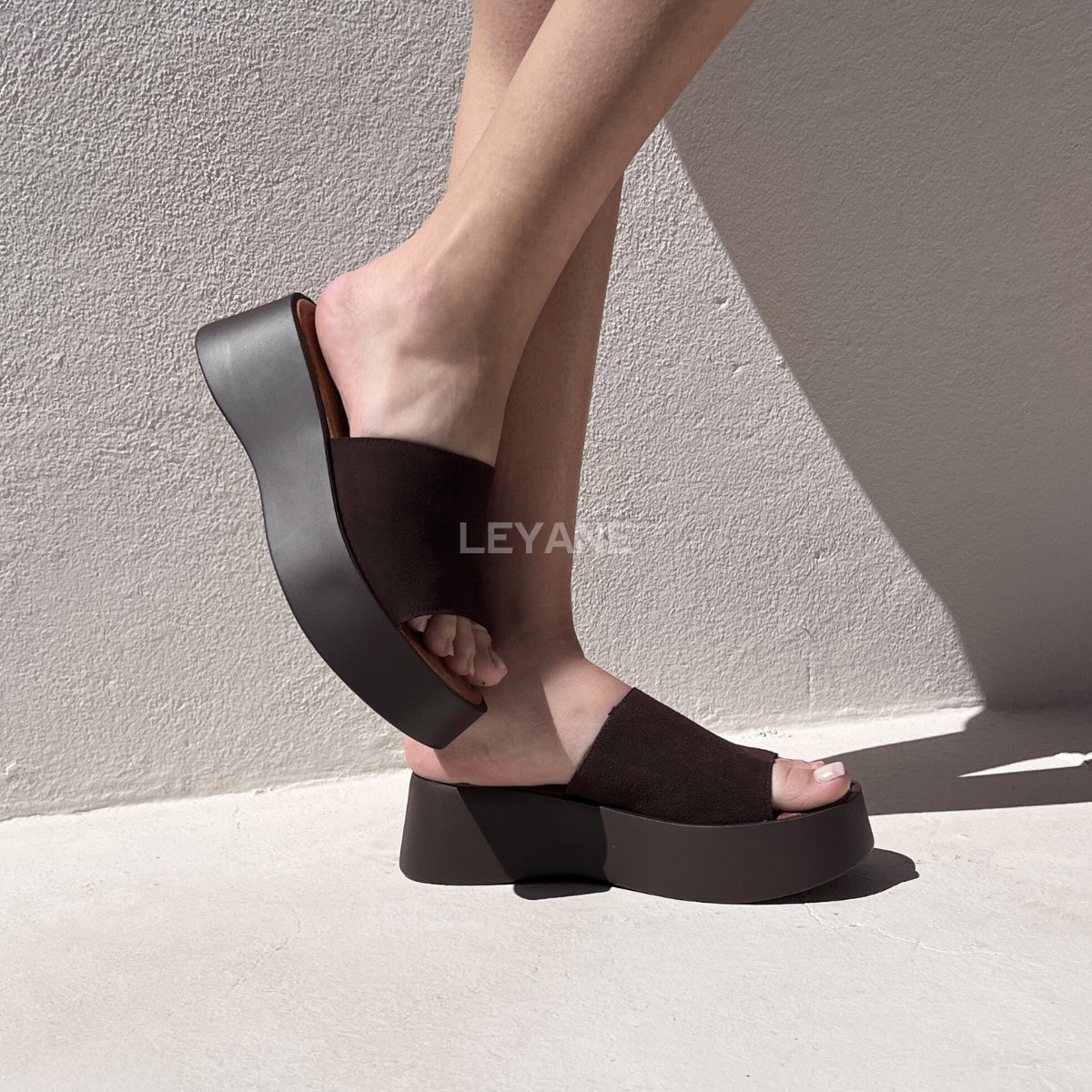 sandale compensée, sandale plateforme, sandale femme compensée, sandale été femme, sandale confortable, sandale tendance, sandale maroc, chaussures maroc femme, sandale chic été, sandale casual, sandale chunky, sandale plate femme, sandales confortables, sandale mode femme, sandale style zara, sandale bohème, sandale vacances, sandale daily wear, mules femme, mules tendance, sandale et mule femme, chaussures été femme
