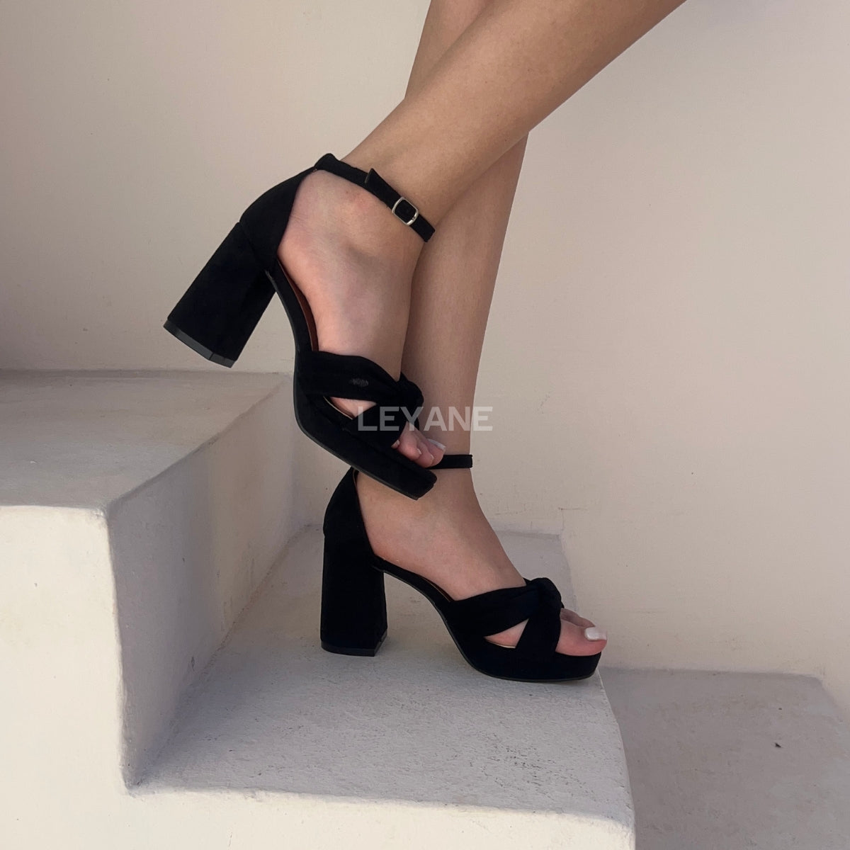 sandales à talons, sandales talon femme, sandales à talon carré, sandales à talon large, sandales à talon épais, sandales à talon haut, sandales à talon moyen, sandales confortables, sandales élégantes femme, sandales chic, sandales tendance, sandales été femme, sandales habillées, sandales minimalistes, sandales modernes, sandales ouvertes, sandales à brides, sandales bride cheville, sandales plateforme, sandales chunky talon, sandales fashion, sandales casual chic, sandales soirée, sandales style marocain