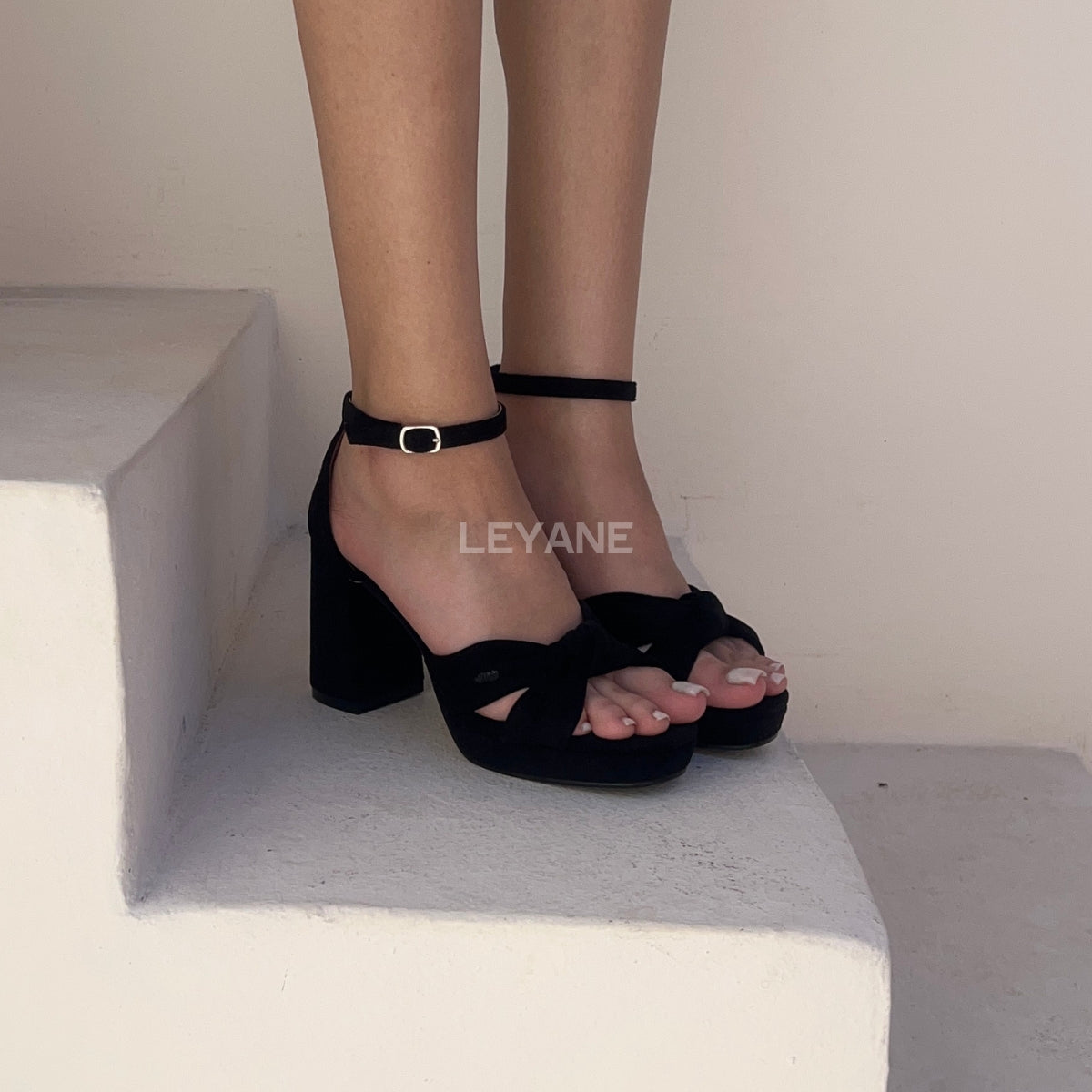 sandales à talons, sandales talon femme, sandales à talon carré, sandales à talon large, sandales à talon épais, sandales à talon haut, sandales à talon moyen, sandales confortables, sandales élégantes femme, sandales chic, sandales tendance, sandales été femme, sandales habillées, sandales minimalistes, sandales modernes, sandales ouvertes, sandales à brides, sandales bride cheville, sandales plateforme, sandales chunky talon, sandales fashion, sandales casual chic, sandales soirée, sandales style marocain