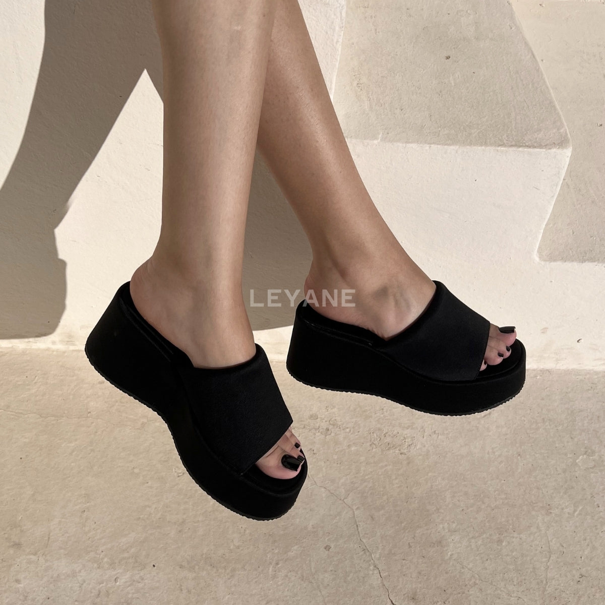 sandale compensée, sandale plateforme, sandale femme compensée, sandale été femme, sandale confortable, sandale tendance, sandale maroc, chaussures maroc femme, sandale chic été, sandale casual, sandale chunky, sandale plate femme, sandales confortables, sandale mode femme, sandale style zara, sandale bohème, sandale vacances, sandale daily wear, mules femme, mules tendance, sandale et mule femme, chaussures été femme
