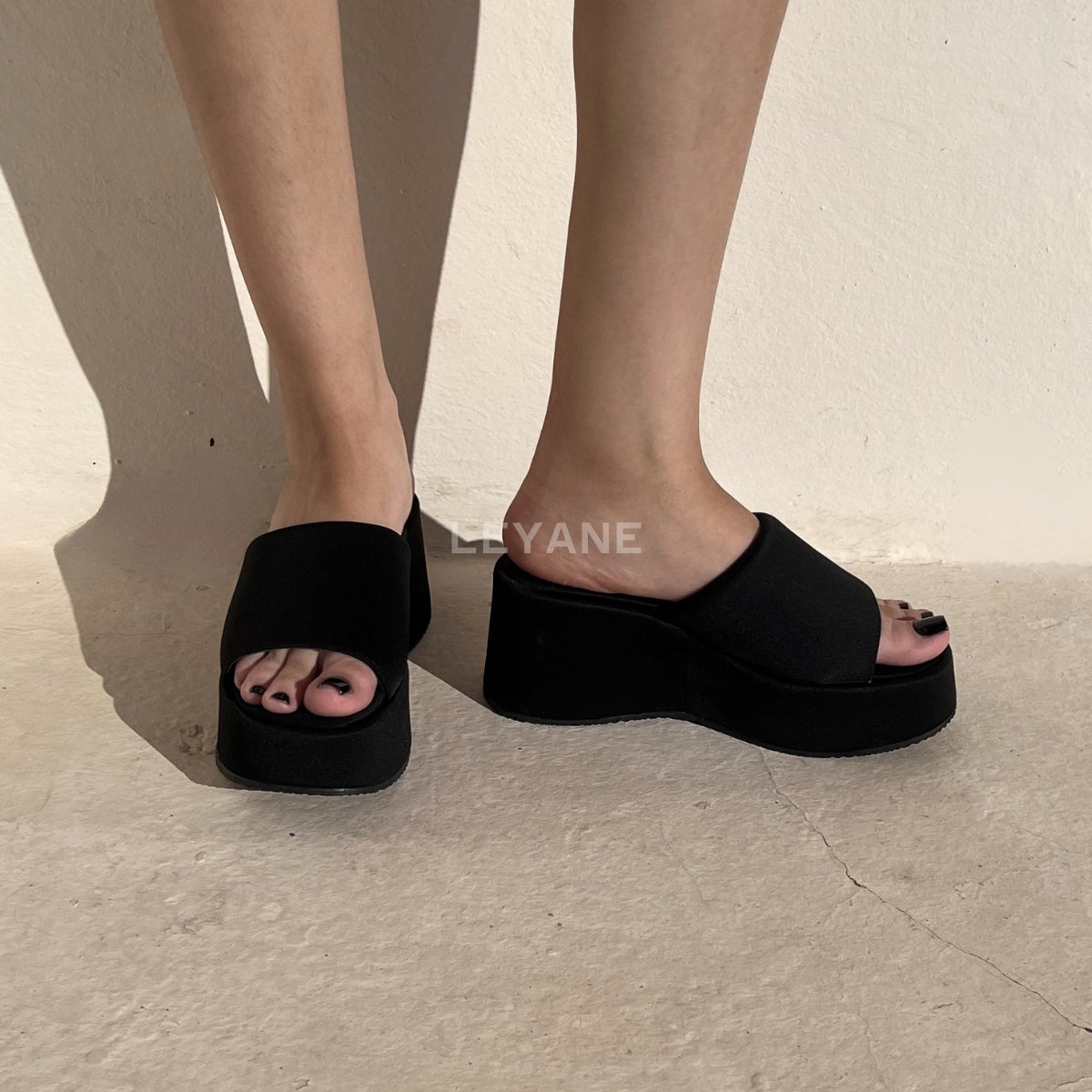 sandale compensée, sandale plateforme, sandale femme compensée, sandale été femme, sandale confortable, sandale tendance, sandale maroc, chaussures maroc femme, sandale chic été, sandale casual, sandale chunky, sandale plate femme, sandales confortables, sandale mode femme, sandale style zara, sandale bohème, sandale vacances, sandale daily wear, mules femme, mules tendance, sandale et mule femme, chaussures été femme
