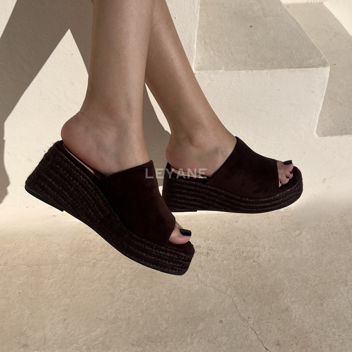 sandale compensée, sandale plateforme, sandale femme compensée, sandale été femme, sandale confortable, sandale tendance, sandale maroc, chaussures maroc femme, sandale chic été, sandale casual, sandale chunky, sandale plate femme, sandales confortables, sandale mode femme, sandale style zara, sandale bohème, sandale vacances, sandale daily wear, mules femme, mules tendance, sandale et mule femme, chaussures été femme
