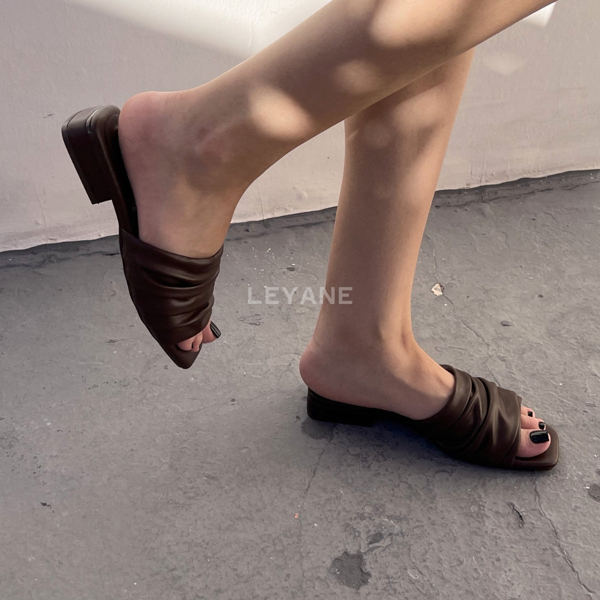 sandale plate, sandale maroc , sandale chunky, chaussures maroc, sandale femme, sandale zara, sandale été, sandals confortables, mules en daim, mules en crochets, mules maroc, mules femmes, mules tendance, sandale et mule, sabots femme
